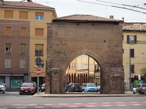  Porta San Vitale – Symmetrinen Maaginen Taideteos 800-luvun Italiassa!