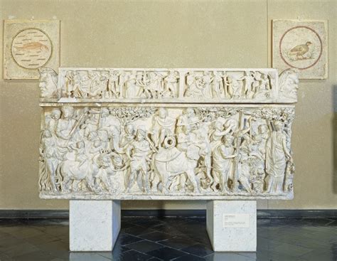  Sarcophagus with the Triumph of Dionysus - Mystiikkaa ja Melankolisia Mytologisia Kuvia!